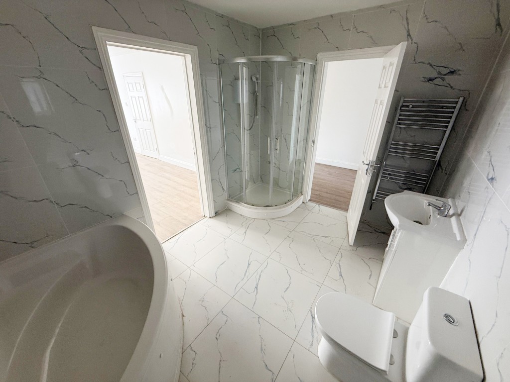 Lot: 166 - HOUSE WITH VERSATILE ACCOMMODATION - Four piece ground floor bathroom